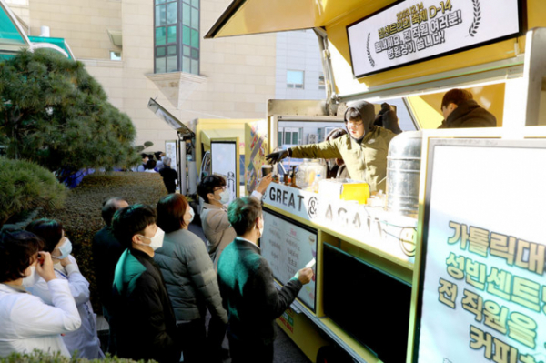 ▲성빈센트병원이 진행한 커피차 이벤트 모습. (가톨릭대 성빈센트병원)