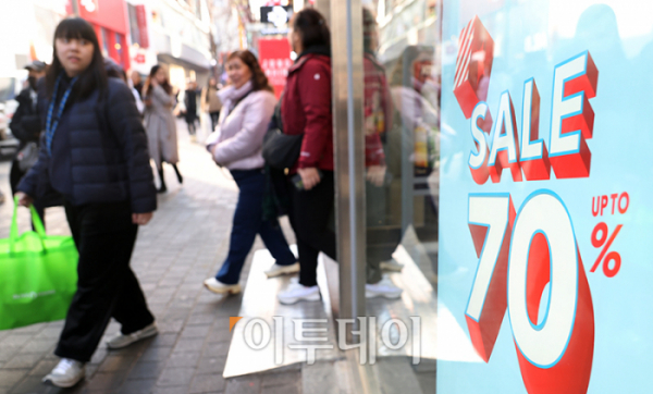 ▲올해 마지막 동행축제가 시작된 4일 서울 중구 명동거리가 시민들과 관광객들로 북적이고 있다. 연말까지 열리는 이번 행사는 5월 봄빛, 9월 황금녘에 이은 12월 눈꽃 동행축제로 '온 국민이 소비의 힘을 모아 내수 활력을 만들자'는 캠페인을 전개한다. 고이란 기자 photoeran@