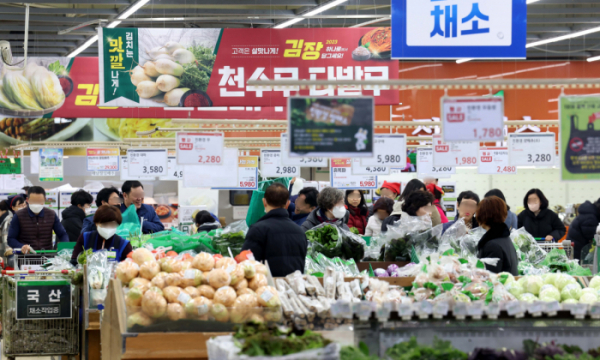 ▲지난달 소비자 물가가 지난해보다 3.3% 올랐다. 오름세는 다소 둔화됐으나 농산물 가격이 급등해, 장바구니 부담은 여전할 것으로 보인다. 5일 통계청의 ‘11월 소비자물가 동향’에 따르면 지난달 소비자물가지수는 112.74(2020년=100)로 지난해 같은 달보다 3.3% 상승했다. 물가상승률은 8월(3.4%)·9월(3.7%)·10월(3.8%)에 이어 4개월째 3%대에 머무는 등 전반적인 인플레이션 강도가 약해졌지만, 농산물 가격은 13.6% 올라 2021년 5월 이후 2년 6개월 만의 최고 상승폭을 기록해 불안한 흐름을 이어갔다. 이날 서울의 한 대형마트에서 시민들이 장을 보고 있다. 신태현 기자 holjjak@