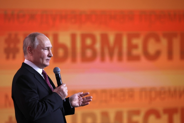 ▲블라디미르 푸틴 러시아 대통령이 4일(현지시간) 베데엔하 박람회장에서 연설하고 있다. 모스크바/타스연합뉴스
