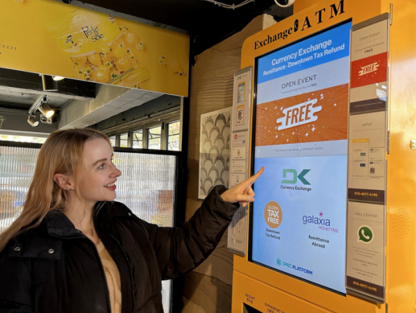 ▲외국인 고객이 이마트24 삼청동점에 설치된 디지털ATM을 이용하고 있다. (사진제공=이마트24)