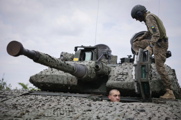 ▲우크라이나 도네츠크주 바흐무트 인근에서 우크라이나 군인들이 스웨덴이 지원한 CV90 보병장갑차에 오르고 있다. EU 회원국의 잇따른 전투장비 지원과 달리 불가리아는 장갑차 지원 거부 의사를 밝혔다. 바흐무트(우크라이나)/AP뉴시스 