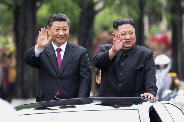 ▲시진핑(왼쪽) 중국 국가주석과 김정은 북한 국무위원장이 2019년 6월 20일 평양 일대를 지나며 손을 흔들고 있다. 평양/신화뉴시스
