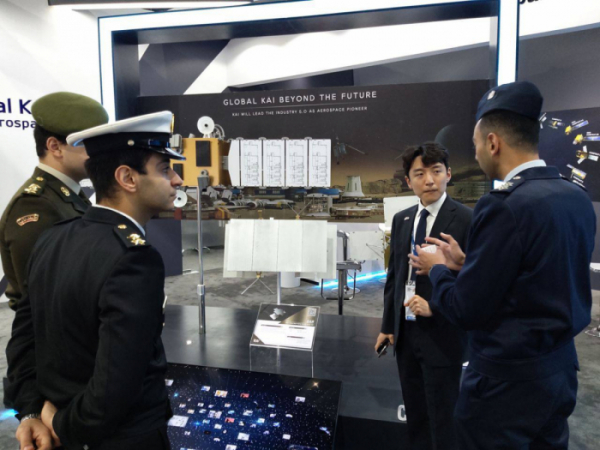 ▲이집트 군 관계자들이 한국항공우주산업이 개발 중인 위성체계에 대한 설명을 듣고 있다. (사진제공=한국항공우주산업)