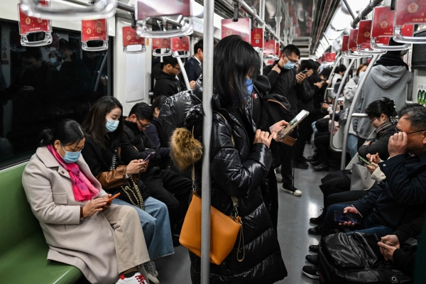 ▲중국 상하이에서 5일 시민들이 지하철을 이용하고 있다. 상하이(중국)/AFP연합뉴스
