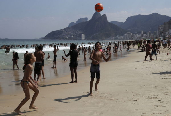 ▲브라질 리우데자네이루 이파네마 해변에서 피서객들이 공놀이 등을 하며 더위를 쫓고 있다. 연합뉴스
