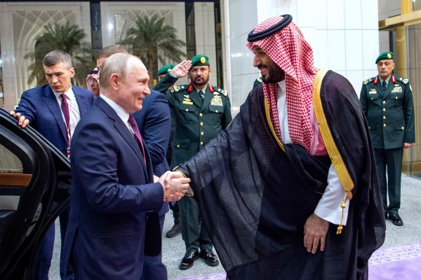▲블라디미르 푸틴(왼쪽) 러시아 대통령과 무함마드 빈살만 사우디아라비아 왕세자가 6일(현지시간) 인사하고 있다. 리야드/AFP연합뉴스
