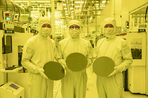 ▲삼성전자 파운드리사업부 관게자들이 화성캠퍼스 3나노 양산라인에서 3나노 웨이퍼를 보여주고 있다. (자료제공=삼성전자)