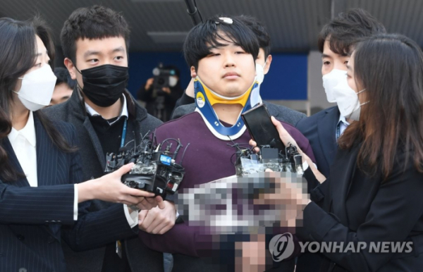 ▲2020년 3월 25일 서울 종로경찰서에서 검찰로 송치되고 있는 모습.  (연합뉴스)