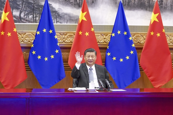 ▲시진핑 중국 국가주석이 2020년 12월 30일 베이징에서 유럽연합(EU) 지도부와 화상회의를 하면서 손을 흔들고 있다. 베이징/AP뉴시스
