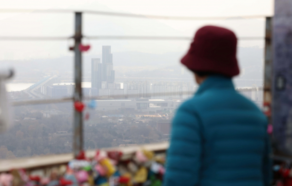 ▲전국이 포근한 날씨를 보인 8일 국외에서 유입된 미세먼지의 영향으로 서울 남산에서 바라본 도심이 뿌옇다. 신태현 기자 holjjak@