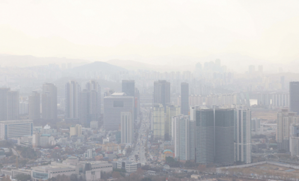 ▲전국이 포근한 날씨를 보인 8일 국외에서 유입된 미세먼지의 영향으로 서울 남산에서 바라본 도심이 뿌옇다. 신태현 기자 holjjak@