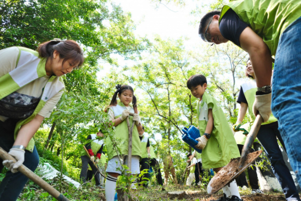 ▲유한양행 임직원들이 친환경활동을 하고 있다.  (사진제공=유한양행)