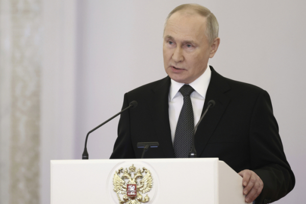 ▲블라디미르 푸틴 러시아 대통령이 '조국의 날'을 하루 앞둔 8일 모스크바 크렘린궁에서 러시아 영웅들에게 금메달을 수여한 뒤 연설하고 있다. 그는 내년 3월17일 치러지는 러시아 대선에 또 출마하기로 했다고 러시아 국영 언론들이 8일 보도했다. (뉴시스)