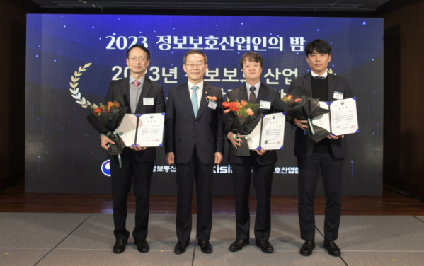 ▲SK온(왼쪽 네 번째)은 6일 서울 여의도 63컨벤션센터에서 열린 ‘정보보호산업인의 밤’ 행사에서 정보보호 공시 우수기업으로 선정돼 이종호 과학기술정보통신부 장관(두 번째)으로부터 ‘2023 정보보호산업 발전 유공표창’을 수상했다. (사진=SK온)