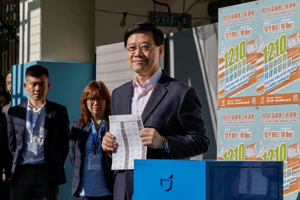 ▲10일 존 리 홍콩 행정장관이 홍콩 제7회 구의원 선거 투표소에서 투표하고 있다. 홍콩/로이터연합뉴스
