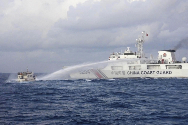 ▲필리핀 해양경비대가 제공한 사진에서 중국 해안 경비대 선박이 10일 남중국해 세컨드 토머스 암초 인근 해역에서 필리핀 측 보급선에 물대포를 발사하고 있다. AP연합뉴스
