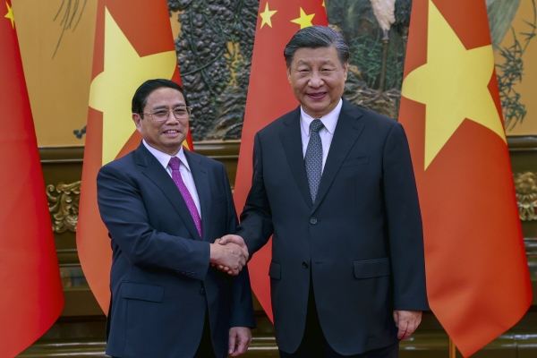 ▲시진핑(오른쪽) 중국 국가주석과 팜민찐 베트남 총리가 6월 27일 악수하고 있다. 베이징/AP뉴시스

