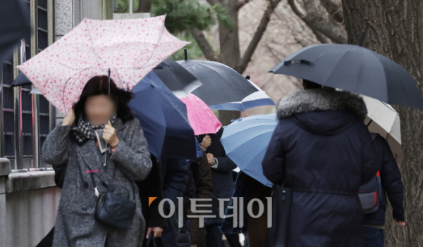 ▲전국 대부분 지역에 비가 내린 11일 오전 서울 종로구 경복궁역 일대에서 한 시민이 손에 든 우산이 바람에 뒤집히고 있다. 이날 기상청에 따르면 전국에 비가 내리다가 내일 오전에 대부분 그치겠으나, 강원영동과 전남권, 경남은 오후까지, 제주도는 저녁까지 이어질 것으로 보인다. 비와 함께 전국 대부분 지역에서 바람도 강하게 불며 순간 풍속 초속 15m 이상, 해안가와 제주도는 초속 20m 이상의 돌풍이 예상된다. 조현호 기자 hyunho@