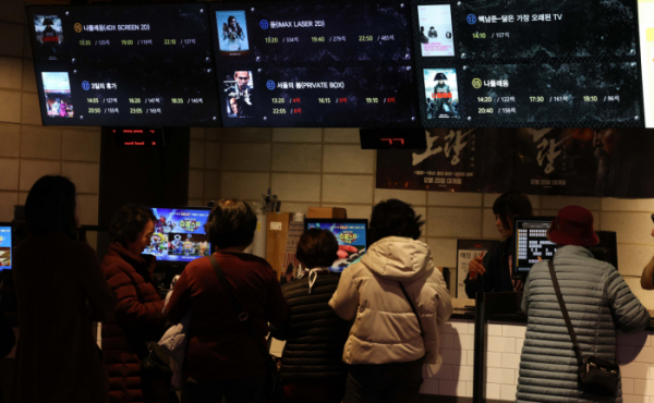▲서울의 한 영화관에서 시민들이 관람할 영화를 살펴보고 있다. 신태현 기자 holjjak@ (이투데이DB)