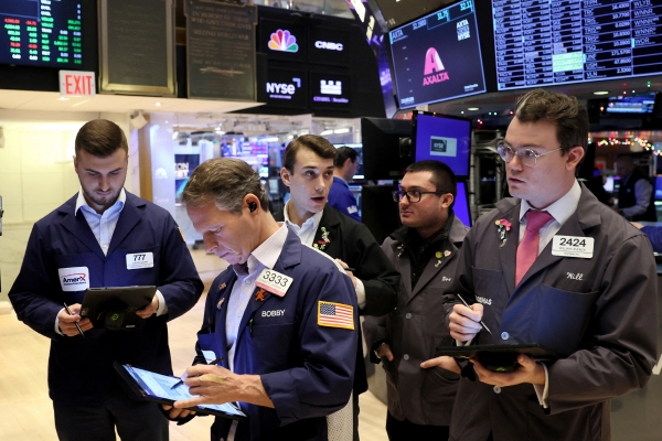 ▲Les traders examinent les cours des actions à la Bourse de New York (NYSE) le 4.  New York (États-Unis)/Reuters Yonhap News
