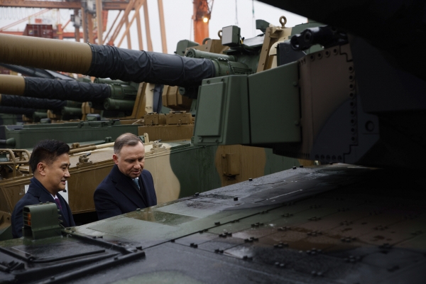 ▲엄동환(왼쪽) 방위사업청장과 안제이 두다 폴란드 대통령이 지난해 12월 6일 폴란드에 인도된 한국산 K2 흑표를 살피고 있다. 그드니아(폴란드)/AP뉴시스
