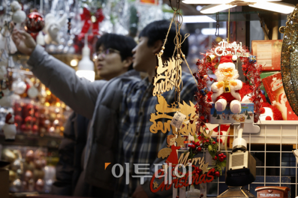 ▲크리스마스를 열흘여 앞둔 12일 서울 중구 남대문시장에서 시민들이 크리스마스 용품을 살펴보고 있다. 조현호 기자 hyunho@