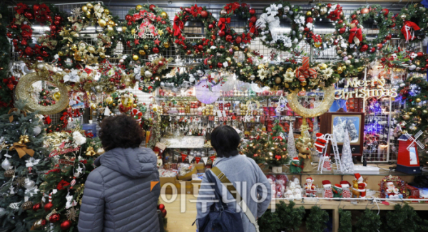 ▲크리스마스를 열흘여 앞둔 12일 서울 중구 남대문시장에서 시민들이 크리스마스 용품을 살펴보고 있다. 조현호 기자 hyunho@