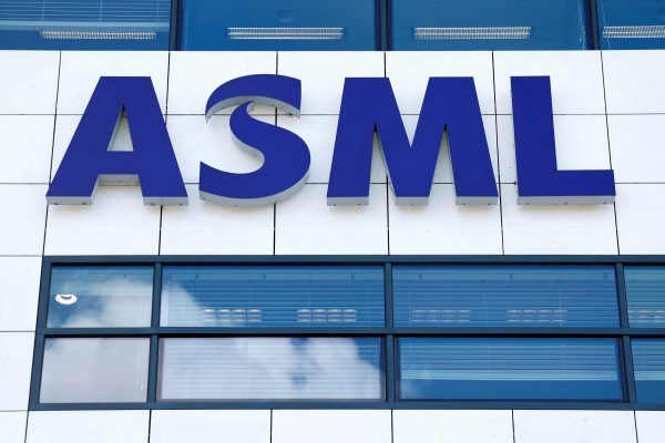 ▲네덜란드 벨트호벤의 ASML 본사에 회사 로고가 걸려 있다. 벨트호벤(네덜란드)/로이터연합뉴스
