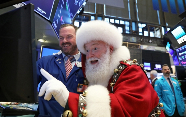 ▲뉴욕증권거래소(NYSE)에서 산타클로스로 분장한 트레이더가 주가를 보며 웃고 있다. 뉴욕(미국)/로이터연합뉴스
