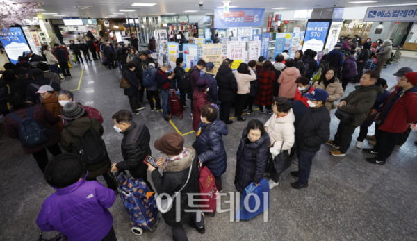 ▲13일 서울 동작구 노량신수산시장에서 열린 온누리상품권 환급 행사에서 상품권 환급을 위해 시민들이 길게 줄을 서서 대기하고 있다. 온누리상품권 환급 행사는 국내산 해산물을 2만5000원 이상 구입하면 온누리상품권 1만원권을, 5만원 이상 구매하면 2만원권을 환급해주는 이벤트다. 행사는 평일 오후 1시~오후6시, 주말 오전 9시부터 오후6시까지 운영한다. 당초 계획으로는 15일 종료예정이었지만 소비자 호응에 맞춰 31일까지 연장됐다. 조현호 기자 hyunho@