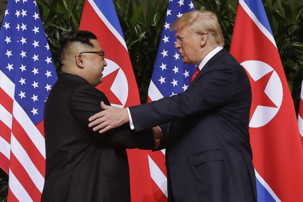 ▲김정은 북한 국무위원장과 도널드 트럼프 당시 미국 대통령이 2018년 6월 12일 싱가포르에서 인사하고 있다. 싱가포르/AP뉴시스
