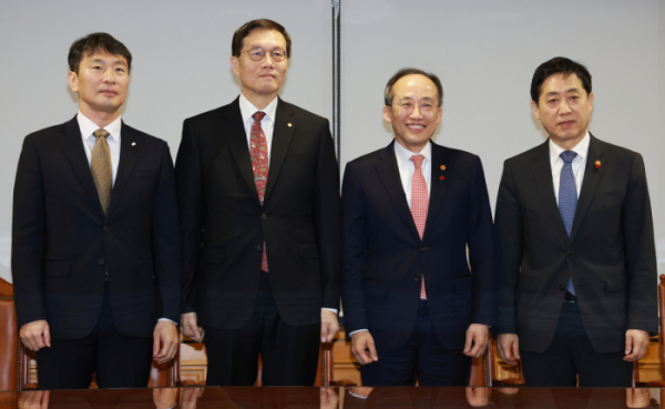 ▲14일 서울 중구 은행연합회관에서 열린 비상거시경제금융회의를 마친 뒤 참석자들이 포토 세션을 갖고 있다.    이날 회의는 추경호 경제부총리 겸 기획재정부 장관이 주재하는 마지막 비상거시경제금융회의다. 왼쪽부터 이복현 금융감독원장, 이창용 한국은행 총재, 추경호 경제부총리 겸 기획재정부 장관, 김주현 금융위원장. 2023.12.14    hihong@yna.co.kr/2023-12-14 08:30:51/<저작권자 ⓒ 1980-2023 ㈜연합뉴스. 무단 전재 재배포 금지.> (연합뉴스 )