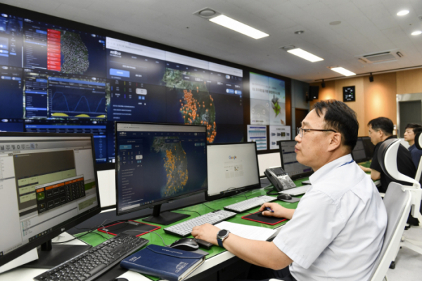 ▲한국전기안전공사 직원이 에너지저장장치(ESS) 통합관리 시스템을 운영하고 있는 모습. (사진제공=한국전기안전공사)