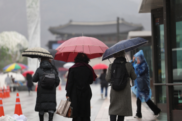 ▲비가 내린 14일 오후 우산을 쓴 시민들이 서울 광화문광장을 지나고 있다. (연합뉴스)