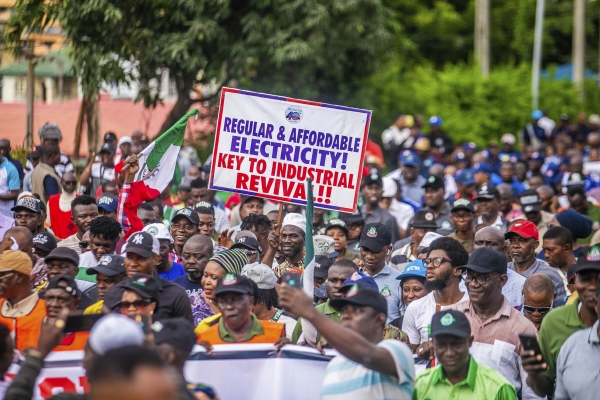 ▲나이지리아 라고스에서 8월 2일(현지시간) 노조원들이 인플레이션에 따른 고통을 덜어줄 정부 대책을 요구하는 시위를 벌이고 있다. 라고스/AP연합뉴스
