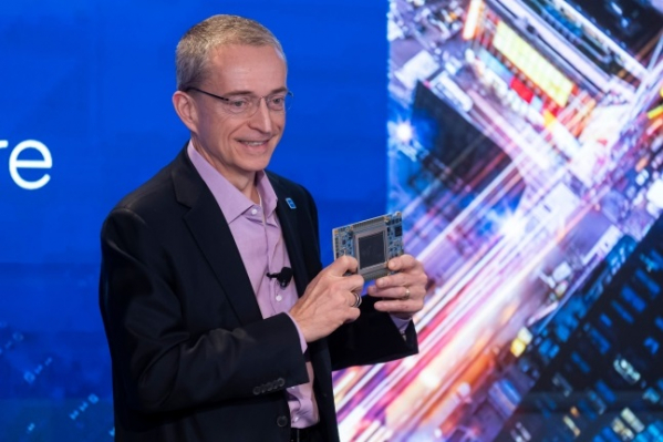 ▲팻 겔싱어 인텔 CEO가 새로운 AI 칩 '가우디3' 시제품을 소개하는 모습 (연합뉴스)