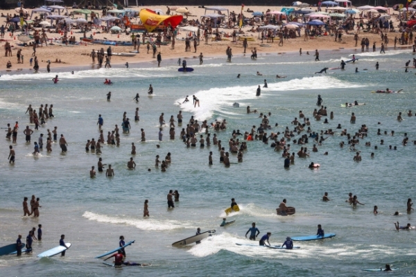 ▲9일(현지 시각) 호주 시드니 본다이 비치에서 사람들이 해수욕을 즐기고 있다. AFP연합뉴스
