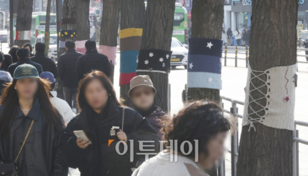 ▲전국 아침 기온이 영하권으로 떨어지면서 서울 종로구 경복궁역 일대를 걷는 시민들이 빠르게 걸음을 옮기고 있다. 조현호 기자 hyunho@