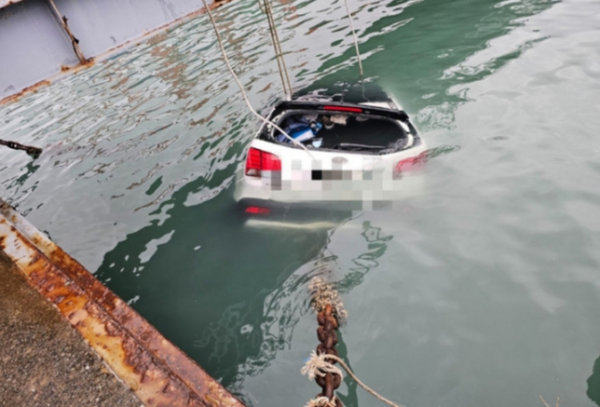 ▲지난 15일 전남 완도에서 차량이 바다에 추락하는 사고가 발생, 주민들이 구조에 나섰다.  (사진제공=완도해경)