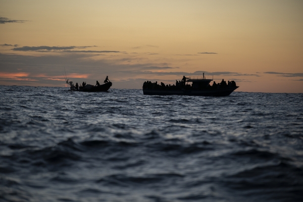▲2020년 12월 31일 북아프리카 리비아 해안에서 100㎞ 이상 떨어진 지중해에 표류하던 유럽 이주난민 선박이 스페인 비정부기구(NGO)에 의해 구조되고 있다. 지중해/AP뉴시스
