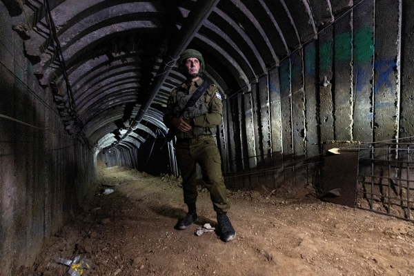 ▲15일(현지시간) 가자지구에서 이스라엘군이 팔레스타인 무장단체 하마스가 설계한 철제 터널이라고 주장하고 있는 곳에 서 있다. 가자지구/로이터연합뉴스
