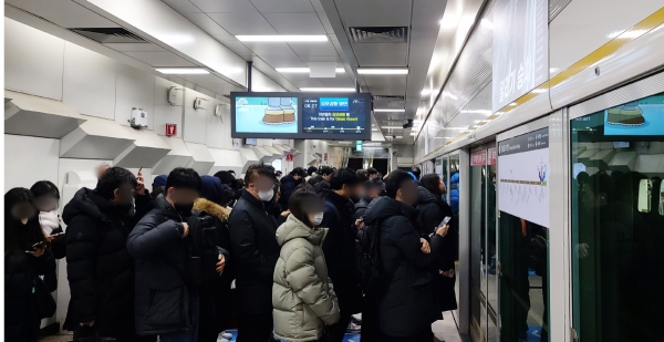 ▲김포도시철도(김포골드라인) 김포공항역 방향 걸포북변역이 승객들로 붐비고 있다. (연합뉴스)