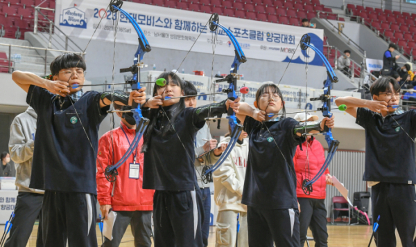 ▲현대모비스가 16일 충남 천안에 위치한 남서울대학교에서 10개 학교, 200여 명이 참가한 가운데 ‘학교스포츠클럽 양궁대회’를 개최했다. (사진제공=현대모비스)
