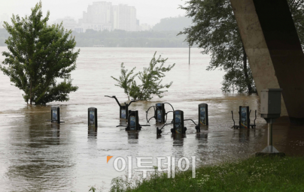 ▲중부지방 집중호우로 한강 수위가 상승한 가운데 16일 서울 잠수교 일대가 물에 잠겨 있다. 조현호 기자 hyunho@ (이투데이DB)