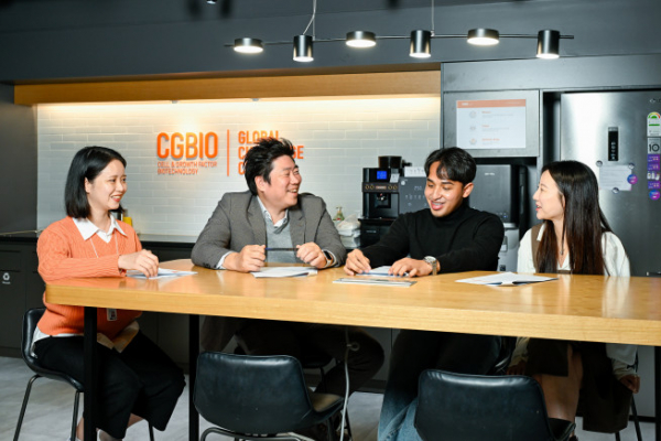 ▲이동환(왼쪽에서 두 번째) 시지바이오 글로벌사업팀장이 팀원들과 이야기를 나누고 있다. (사진제공=시지바이오)