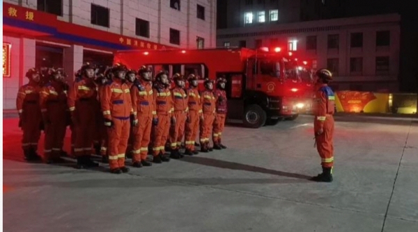 ▲간쑤성 린샤주 지스산현에서 규모 6.2의 지진이 발생해 19일 중국 구조 대원들이 출동을 준비하고 있다. 출처 중국 관영 CCTV 캡처
