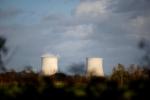 ▲11월 19일 프랑스 오를레앙 인근에 있는 원자력 발전소의 냉각탑이 보인다. 오를레앙(프랑스)/로이터연합뉴스