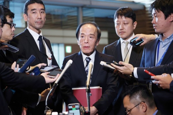 ▲우에다 가즈오(가운데) 일본은행 총재가 7일 도쿄 총리 관저에서 기시다 후미오 총리와 만난 뒤 기자들에게 발언하고 있다. 도쿄/EPA연합뉴스
