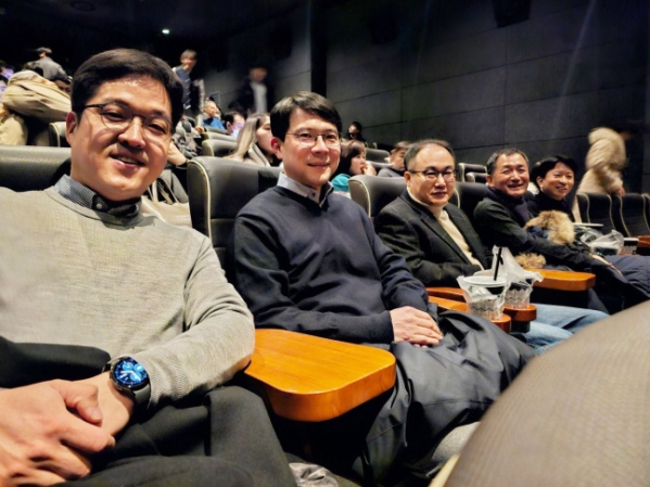 ▲이원석(왼쪽에서 세번째) 검찰총장이 대검 간부들과 함께 영화 '서울의 봄'을 관람하고 있다.  (대검찰청)